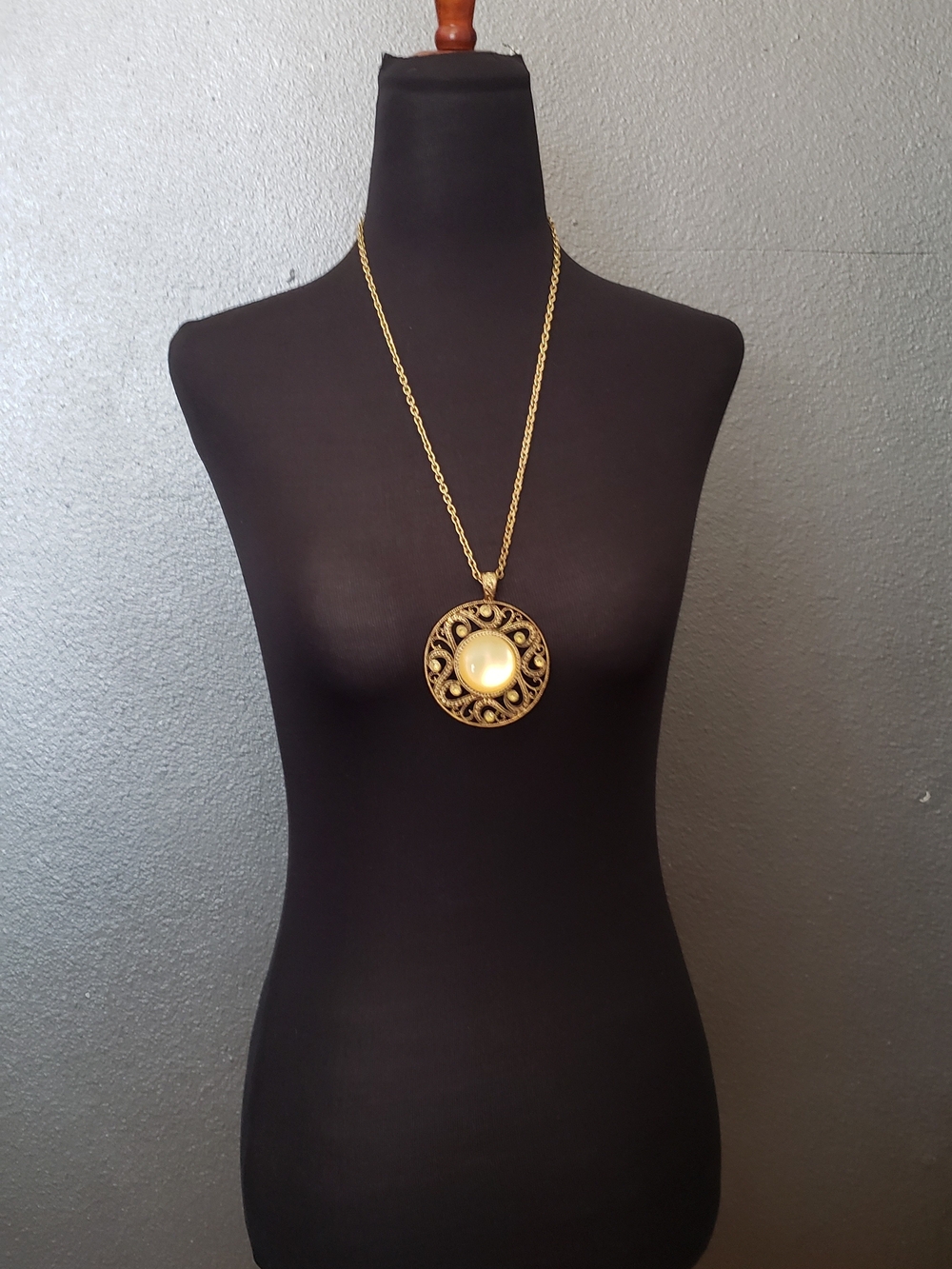 Source Unknown Gold Filigree Round Pendant Necklace